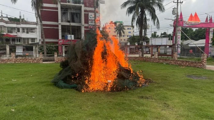 কোটালীপাড়ায় ৬লক্ষ টাকার চায়না দুয়ারী জাল পুড়িয়ে ফেলা হয়েছে 